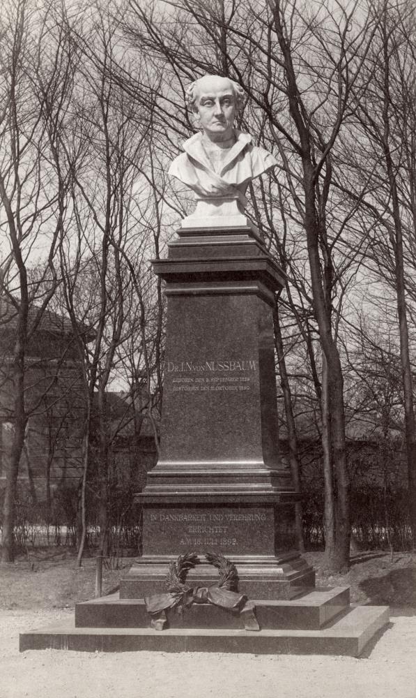 Das Nußbaum-Denkmal im Park hinter der St.Matthäus-Kirche (1944 zerstört)